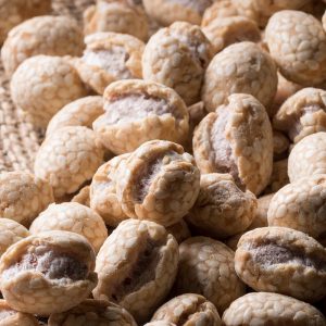 קבוקים עם שומשום